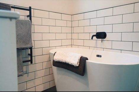 Photo of property in 2/9 Paruru Avenue, Northcote, Auckland, 0627