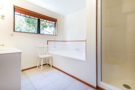 Photo of property in 16 Hebe Place, Birkenhead, Auckland, 0626