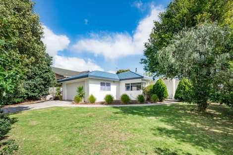 Photo of property in 32 Guildford Drive, Paraparaumu, 5032