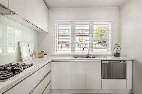 Photo of property in 2/134 Onewa Road, Northcote, Auckland, 0627