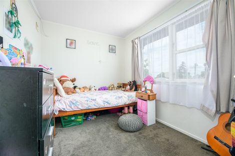 Photo of property in 1 Ashbourne Place, Glendene, Auckland, 0602