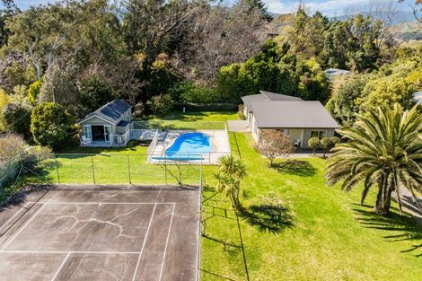 Photo of property in 41-43 Greenaway Road, Waikanae, 5036