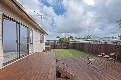 Photo of property in 2a Rixon Place, Te Atatu Peninsula, Auckland, 0610