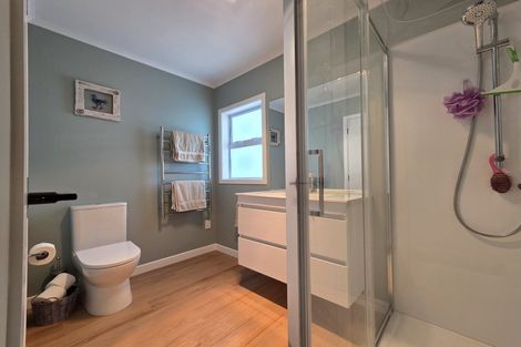 Photo of property in 11 Truby King Street, Merrilands, New Plymouth, 4312