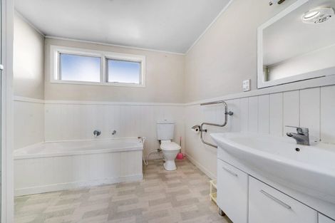 Photo of property in 39 Sunnyside Road, Sunnyvale, Auckland, 0612