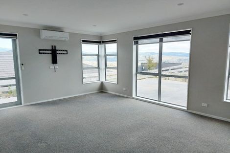 Photo of property in 31 Percy Kinsman Crescent, Riverstone Terraces, Upper Hutt, 5018