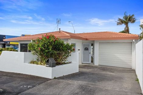 Photo of property in 1 Strandon Place, Strandon, New Plymouth, 4312