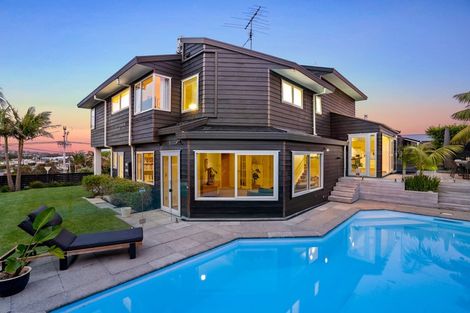 Photo of property in 556 Beach Road, Rothesay Bay, Auckland, 0630