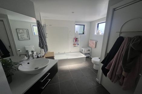 Photo of property in 22 Capilano Place, Glenfield, Auckland, 0629