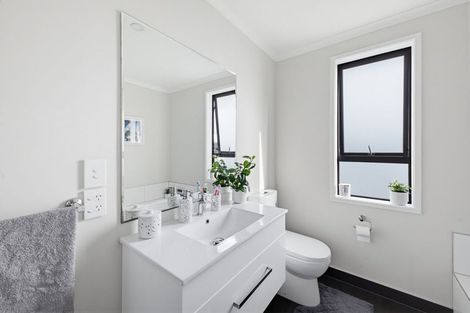 Photo of property in 15 Discovery Place, Marfell, New Plymouth, 4310