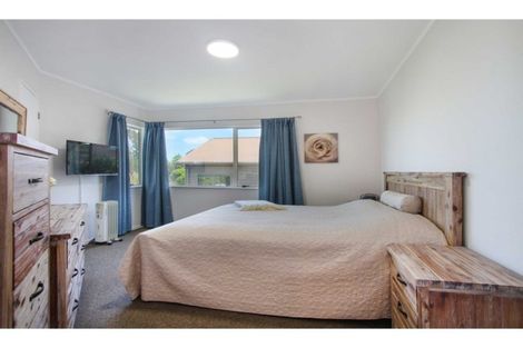 Photo of property in 272 Glamorgan Drive, Northcross, Auckland, 0630