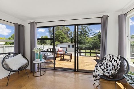 Photo of property in 9 Walton Street, Red Beach, 0932