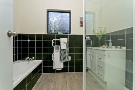 Photo of property in 12 Sunward Rise, Glenfield, Auckland, 0629