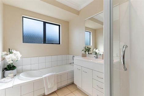 Photo of property in 11 Lieshout Way, Pukekohe, 2120