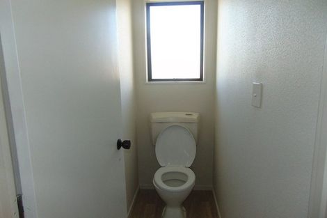 Photo of property in 1/8 Myna Place, Weymouth, Auckland, 2103