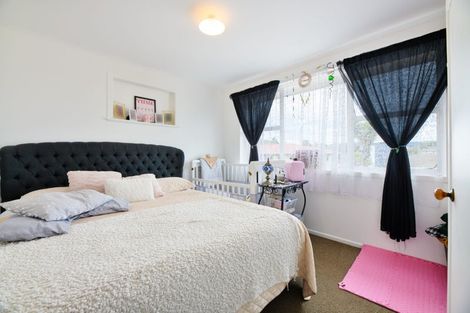 Photo of property in 3 Statesman Street, Henderson, Auckland, 0612