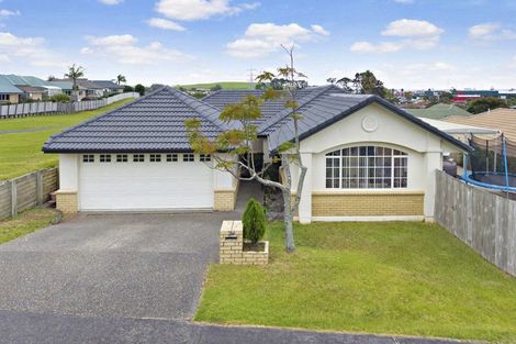 Photo of property in 24 Corta Bella Place, Golflands, Auckland, 2013