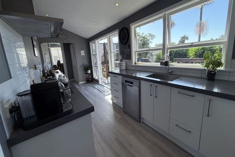 Photo of property in 35 Birkdale Road, Birkdale, Auckland, 0626