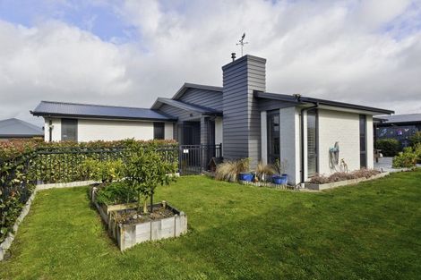 Photo of property in 2 Devon Lane, Carterton, 5713