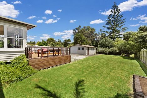 Photo of property in 9 Walton Street, Red Beach, 0932