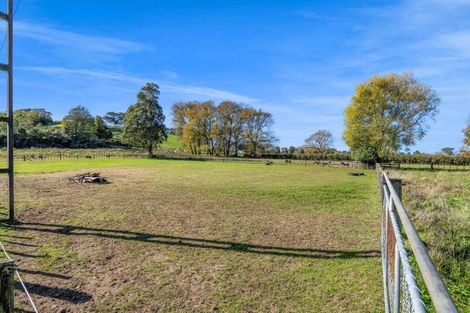 Photo of property in 44 Rawhitiroa Road, Eltham, 4322