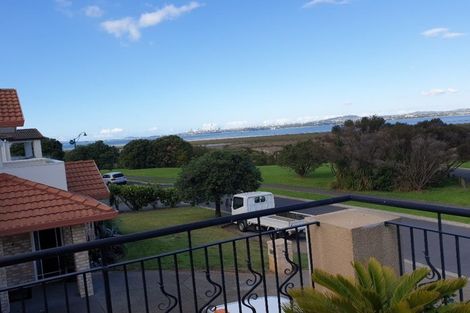 Photo of property in 6 Danica Esplanade, Te Atatu Peninsula, Auckland, 0610