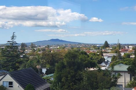 Photo of property in 29 Raleigh Road, Northcote, Auckland, 0627