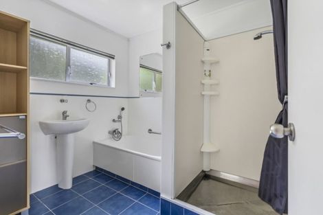 Photo of property in 2/9 Paruru Avenue, Northcote, Auckland, 0627