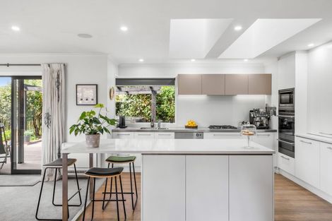 Photo of property in 9 Inglewood Place, Avonhead, Christchurch, 8042