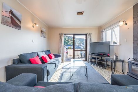 Photo of property in 15 Gardiner Grove, Wainuiomata, Lower Hutt, 5014