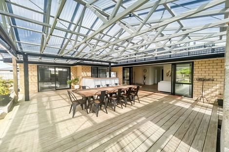 Photo of property in 17 Cyprus Place, Fitzherbert, Palmerston North, 4410