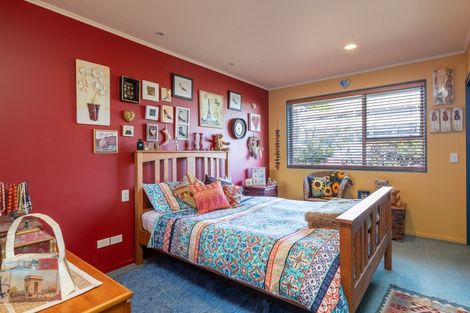 Photo of property in 25 Pehi Kupa Street, Waikanae, 5036