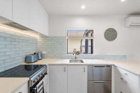 Photo of property in 1/6 Knott Road, Stanmore Bay, Whangaparaoa, 0932