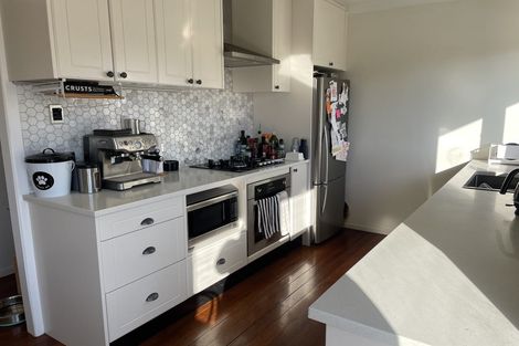 Photo of property in 28 Harbour View Road, Te Atatu Peninsula, Auckland, 0610