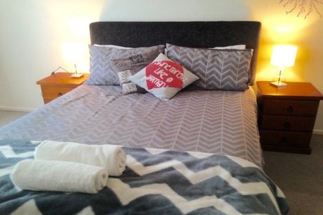 Photo of property in 2 Kopiko Way, Brooklyn, Wellington, 6021