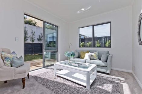 Photo of property in 10 Syd Grant Crescent, Orewa, 0931