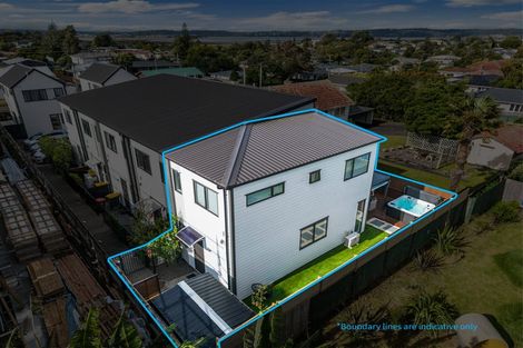 Photo of property in 7/69 Wharf Road, Te Atatu Peninsula, Auckland, 0610