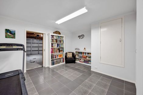 Photo of property in 21 Longview Drive, Merrilands, New Plymouth, 4312