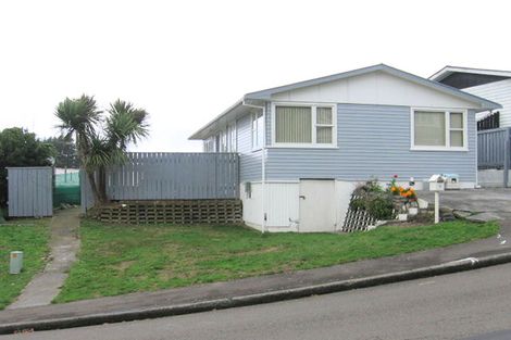 Photo of property in 3 Bellringer Crescent, Newlands, Wellington, 6037