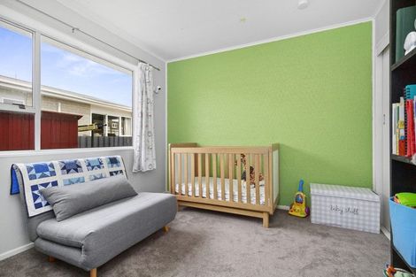 Photo of property in 27a Chetwode Grove, Newlands, Wellington, 6037