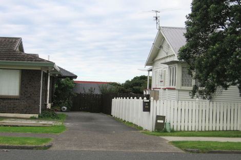 Photo of property in 2/60 Sandspit Road, Cockle Bay, Auckland, 2014