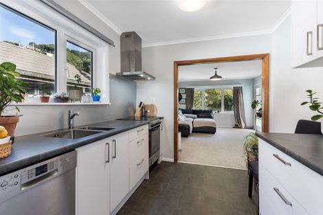 Photo of property in 66 Airlie Road, Plimmerton, Porirua, 5026
