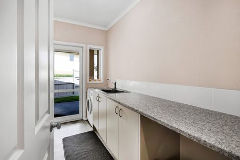 Photo of property in 5 Vardon Way, Waiwhakaiho, New Plymouth, 4312