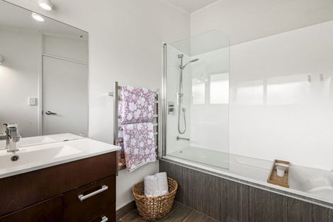 Photo of property in 18 Macnay Way, Murrays Bay, Auckland, 0630