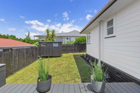 Photo of property in 32 Neil Avenue, Te Atatu Peninsula, Auckland, 0610