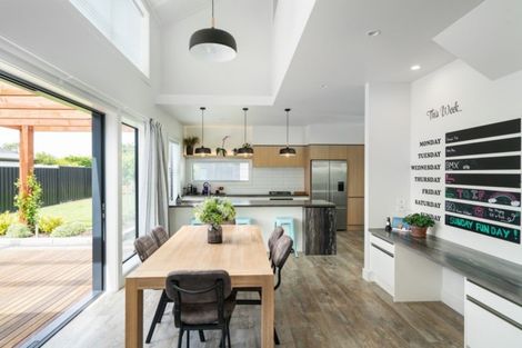 Photo of property in 18 Pukenamu Road, Rainbow Point, Taupo, 3330