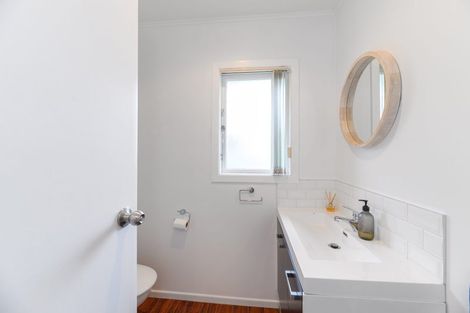 Photo of property in 42 Hereford Street, Te Atatu Peninsula, Auckland, 0610