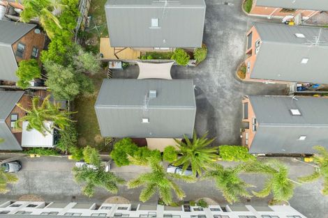 Photo of property in 37 Fields Parade, Oteha, Auckland, 0632