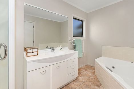 Photo of property in 21 Aspiring Terrace, Aotea, Porirua, 5024