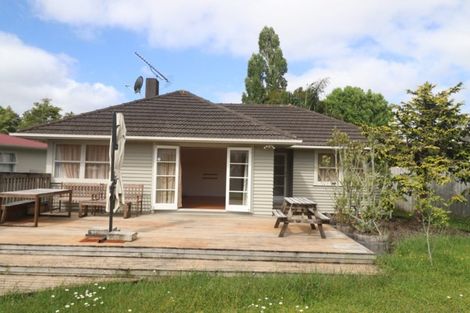Photo of property in 4 La Rosa Street, Green Bay, Auckland, 0604